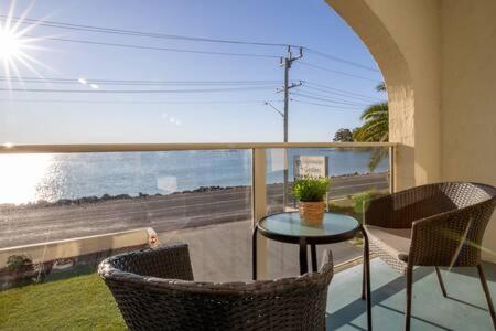 Seafront Getaway Studio, Great Location with Pool