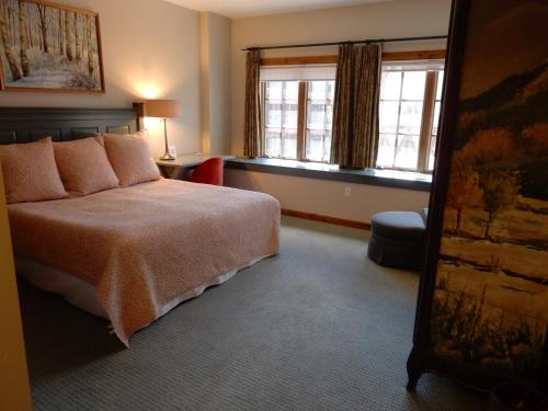 Modern King Room in Heart of Mt, Crested Butte Hotel Room