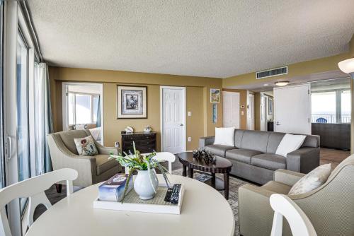 Beachfront Daytona Condo with Pool and Hot Tub Access! in Daytona Beach Shores, USA