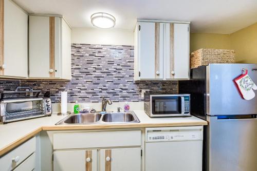 Beachfront Daytona Condo with Pool and Hot Tub Access! in Daytona Beach Shores, USA
