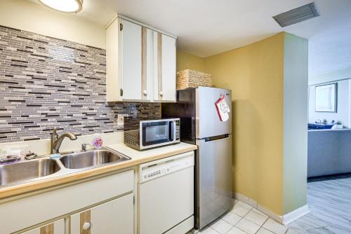 Beachfront Daytona Condo with Pool and Hot Tub Access! in Daytona Beach Shores, USA