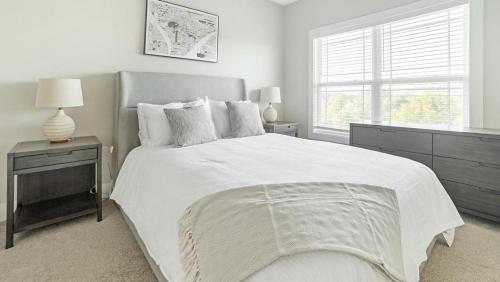 Landing Modern Apartment with Amazing Amenities (ID1011X401) in Blueberry Hill-Brigadoon-Stoneybrook-Baralto