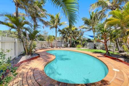 Beachfront Apt- Overlooking Pool Park & Ocean