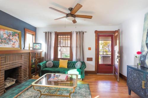Cozy Bungalow Walk to Dining Cafés, Zoo & More in Denver, USA