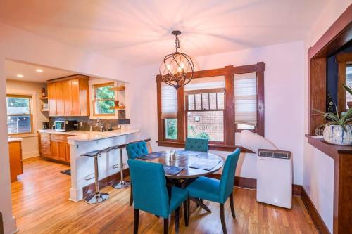 Cozy Bungalow Walk to Dining Cafés, Zoo & More in Denver, USA