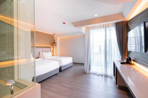 Premier Room with 2 Twin Beds and Balcony