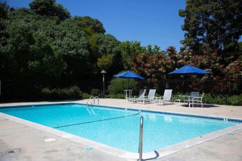 Geometric Loft: renovated, hip, pets, pool/spa in Solana Beach