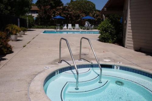 Geometric Loft: renovated, hip, pets, pool/spa in Solana Beach