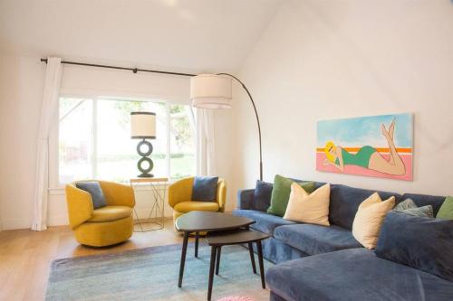 Geometric Loft: renovated, hip, pets, pool/spa in Solana Beach