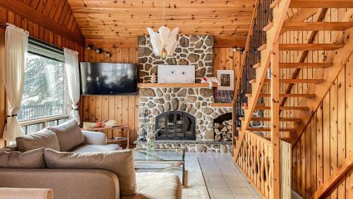 Luxury St-Sauveur Chalet with Swim Spa Close to Ski