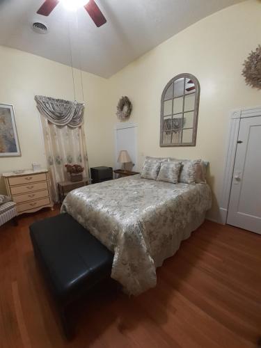 Cozy Turret Room at Nottingham Place in Wise with Plush Queen Bed, Private Detached Full Bath