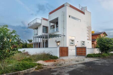 Orchid Escape by JadeCaps 3BHK Villa Near Airport & Nandi Hills No Pool