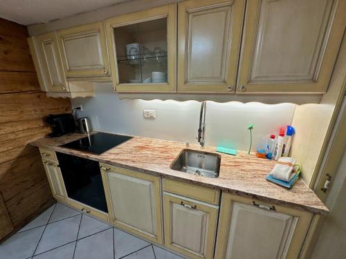 keuken, Chalet typique du Valais,Maison bio et bien-être! (Chalet typique du Valais,Maison bio et bien-etre!) in Chermignon