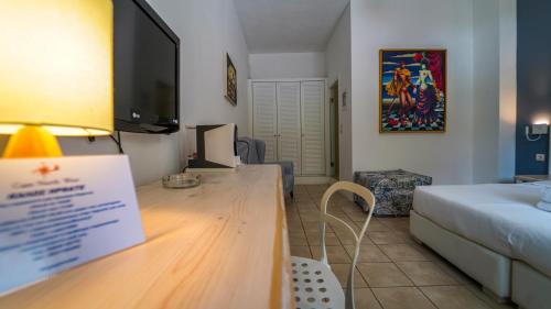 Economy Double Room image 3