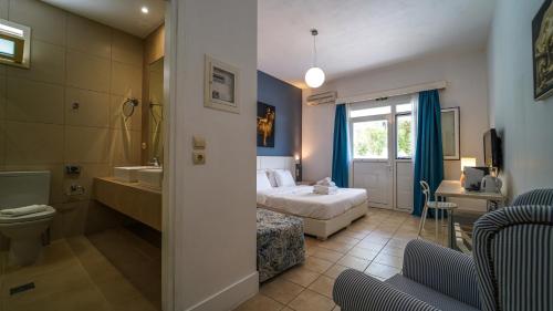 Economy Double Room image 8