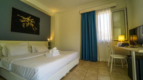 Double Room with Garden View image 10