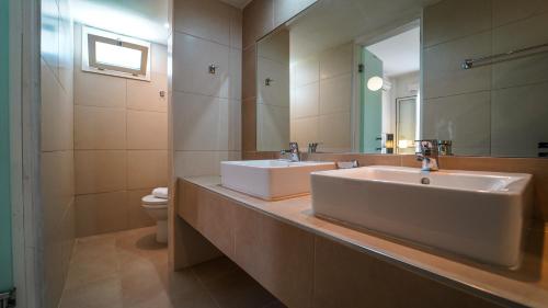 Double Room with Garden View image 3