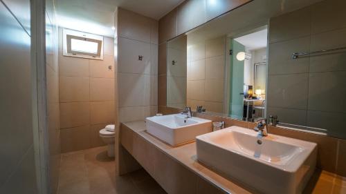 Double Room with Garden View image 4