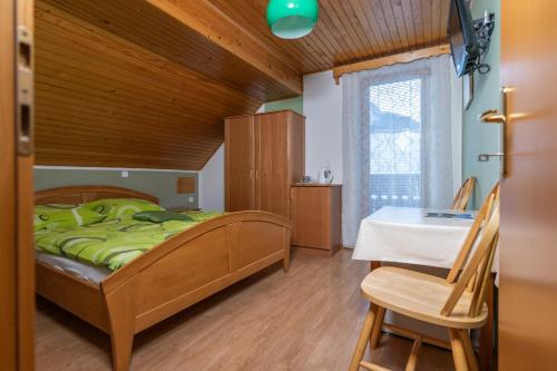 1 queen bed