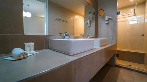Double Room with Garden View image 6