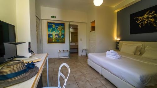 Double Room with Garden View image 8