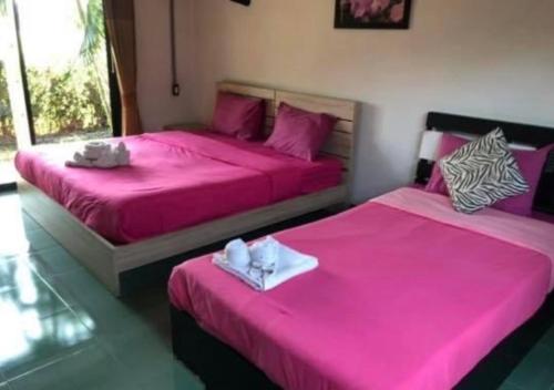 1 king bed, 1 twin bed