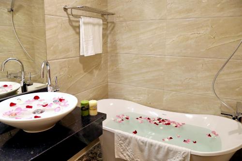 room detail thumbnail 2