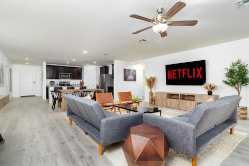 *Family Oasis*Shuffleboard*Backyard*Arcade*Garage*