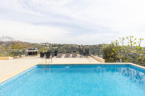 Spacieuse Villa Niçoise au calme avec piscine