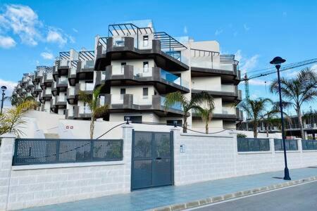 Nuevo y Moderno apartamento con piscina