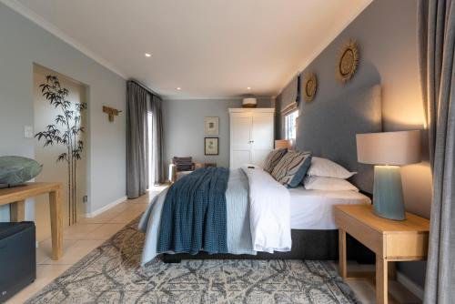 2 twin beds, 1 sofa bed