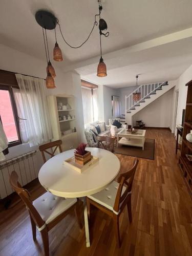 Duplex Buhardilla con garaje en el centro - Apartment - Comillas