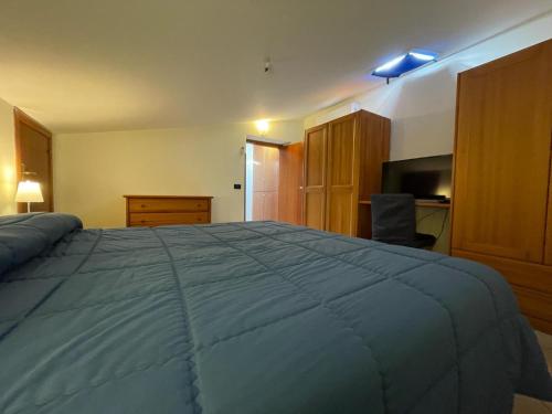 One-Bedroom Apartment image 10