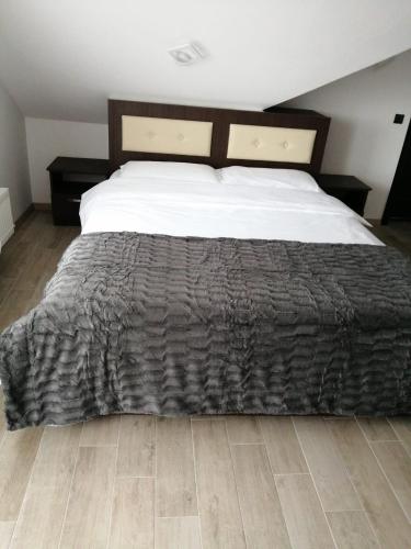 VILA DE PE DEAL in Poiana Negrii