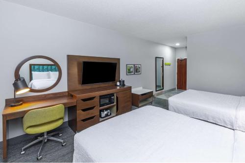 2 queen beds, 1 sofa bed