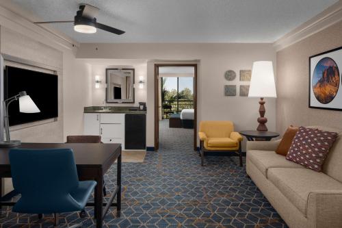 Embassy Suites By Hilton Hotel Phoenix-Biltmore