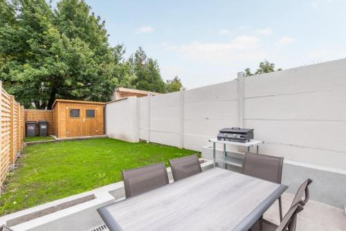 3 bedroom house with garden, free parking photo 1