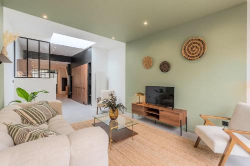 3 bedroom house with garden, free parking photo 4