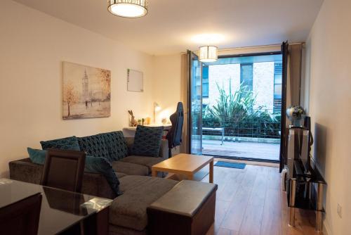 Spacious 1 bed Apartment with workspace, Coffee & FREE secure Parking - Tap to explore photos