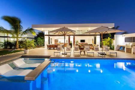 3 bdrs Luxury Villa with Private Pool and Beach Access, 500ft from Long Bay Beach - V102