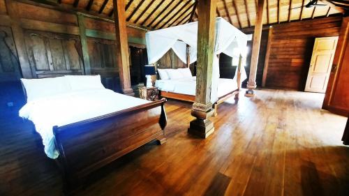 VILLA LE PETIT LEON "Authentic Traditional Wooden House"