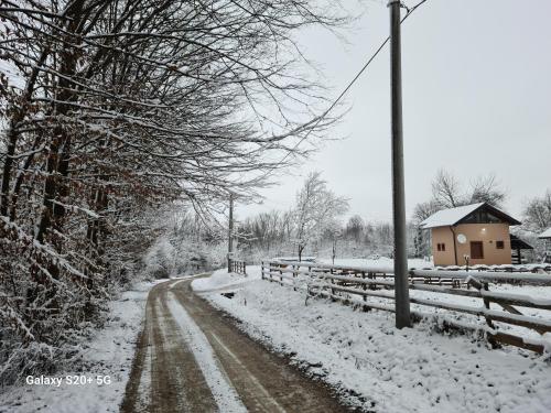 Vikendica "Šapat šume"