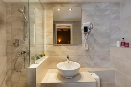 room detail thumbnail 2