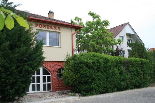 B&B Tát - Fontana Vendégház - Bed and Breakfast Tát