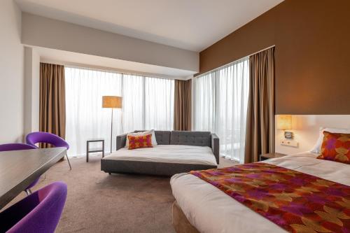 1 king bed, 1 sofa bed