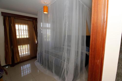 Tuš, Lux Suites Milimani Executive Apartments in Nakuru