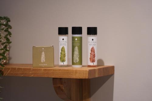 The Dragonfly - Luxury Lakeside Shepherds Hut