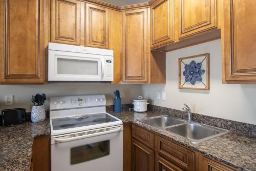 Century Oaks Townhome in Gulfport, USA
