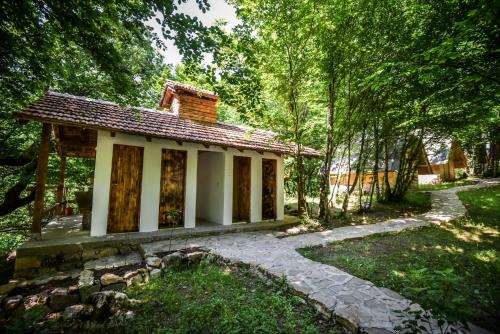 Vannas istaba, Camp Divlja Rijeka in Hum
