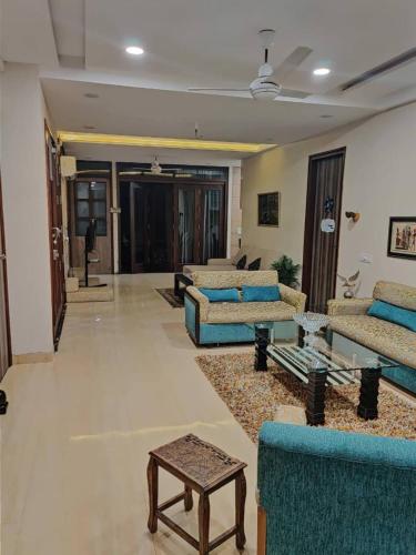 2 Floors 8 bedroom in Panchkula by Especial Rentals